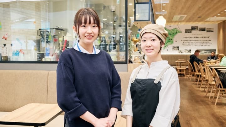 笑顔で並ぶ女性スタッフ2名