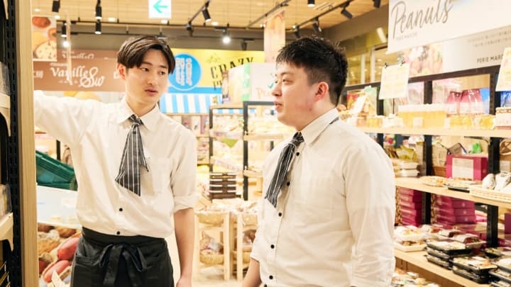 店内で談笑する男性スタッフ2名