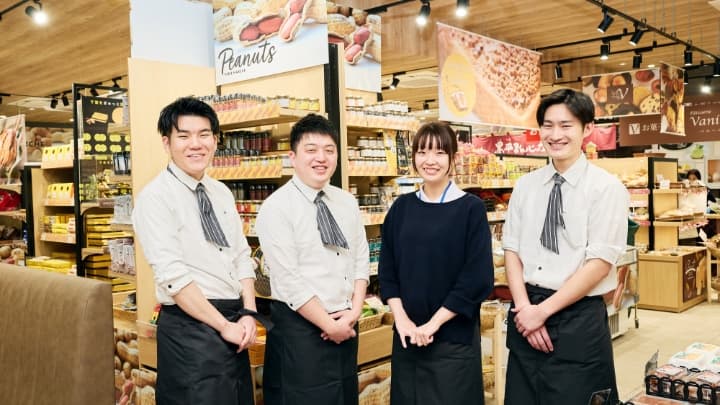 男女スタッフ4名の集合写真